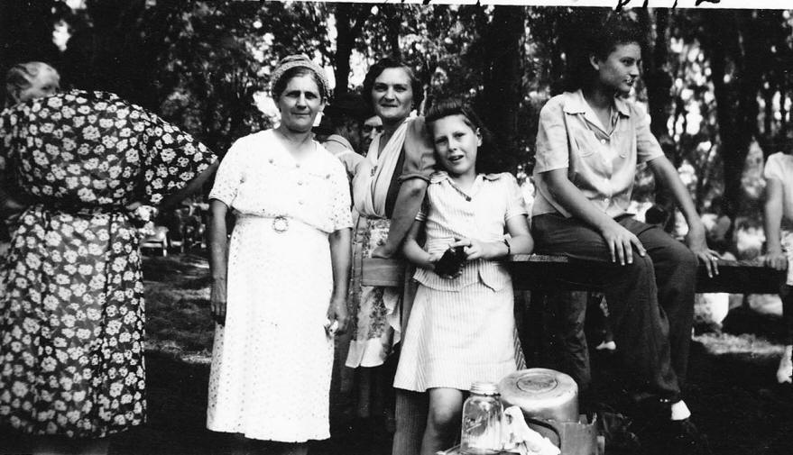 Pansy Inez Cole, Wilber Zindel on the left, and her sister, Ella Forence Cole Roux Wimberly, and Ella's daughter, Colleen