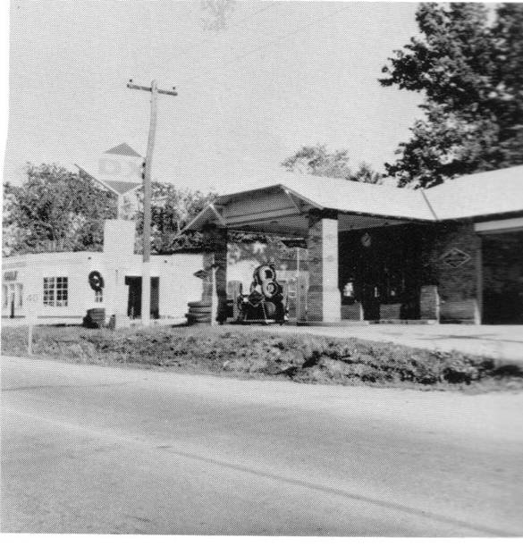 Peck's D-X Service Station