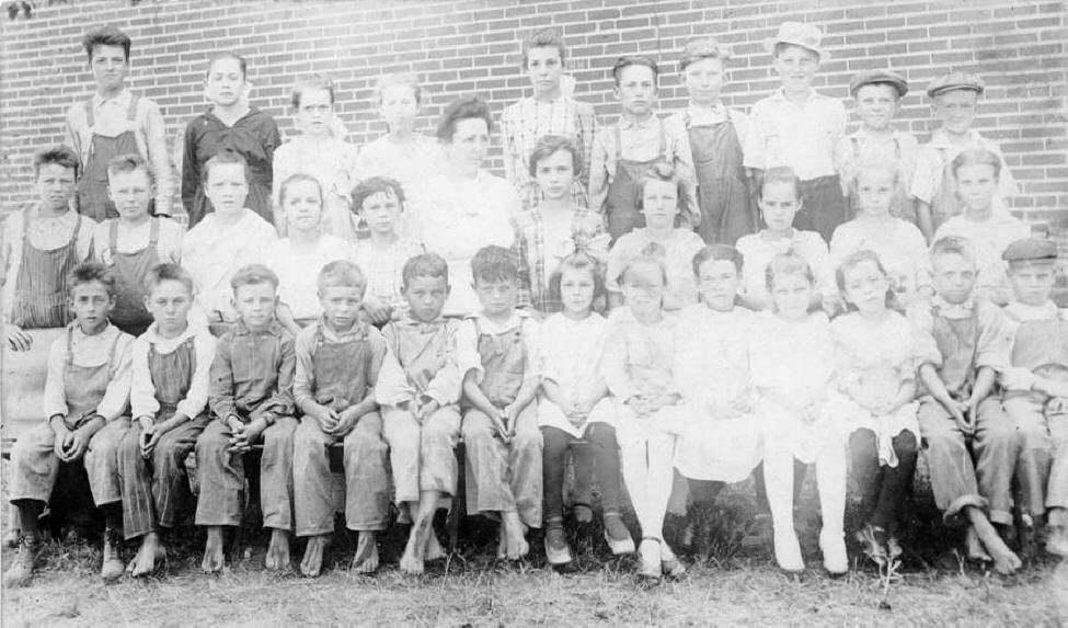 Alma Grade School class; 1918